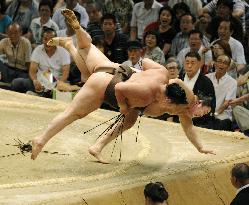 Hakuho joins exclusive 40 win club at Nagoya sumo
