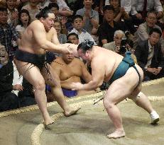 Yokozuna Asashoryu beaten by Iwakiyama at fall sumo