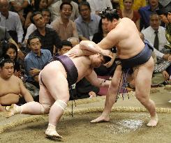 Hakuho shares lead after dumping Dejima at autumn sumo