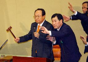 (3)S. Korean parliament passes impeachment motion against Roh