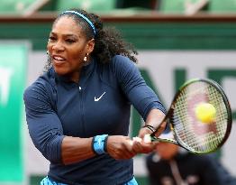 Serena Williams crushes Rybarikova in French Open 1st round