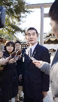 Reconstruction minister Imamura visits Yasukuni