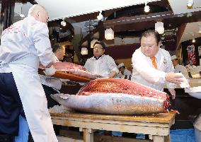 Tuna fetches 74 mil. yen at possible final Tsukiji New Year's auction