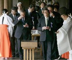 (2)80 lawmakers visit Yasukuni Shrine