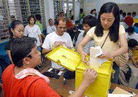 (1)Voting under way in Philippines
