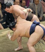 Grand champion Hakuho clinches 14th title in summer sumo meet