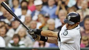 Ichiro extends hitting streak to 14 games