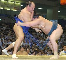 Hakuho defeats Hakurozan