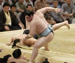 Asashoryu upset, drops to 3-way lead at Nagoya sumo