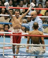 Kameda wins WBA light flyweight crown in split decision