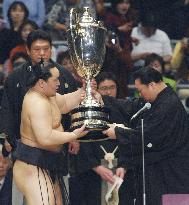 (2)Asashoryu goes undefeated at spring sumo