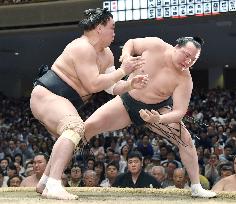 Sumo: Hakuho, Harumafuji still tied for lead at Summer sumo