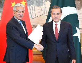 China, Pakistan foreign ministers meet in Beijing