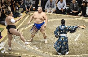 Sumo: No do-over for Harumafuji as yokozuna goes down to Kotoshogiku