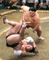 Sumo: Onosho upsets Harumafuji, remains perfect at Autumn tourney