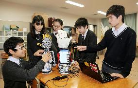 Junior high school students develop sign language robot
