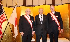 Japan decorates ex-U.S. officials Gates, Hadley for boosting alliance