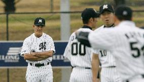 Baseball players begin training for the 2006 season