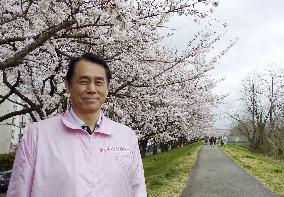 Ex-BOJ official touts row of cherry trees