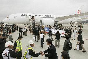 JAL begins using Dreamliner jet