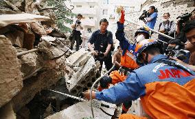 (CORRECTED) Japanese team begins relief work in quake-hit area