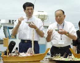 Niigata gov. eats fish caught in Niigata after radioactive leak