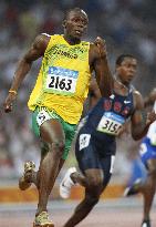 Usain Bolt of Jamaica wins men's 200m final in world record 19.3