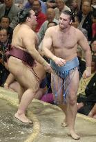 Kotooshu falls in share of lead with Asashoryu