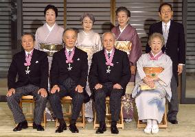 (1)Emperor decorates four with Order of Culture