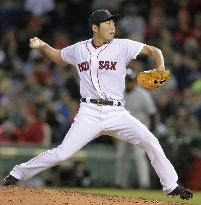 Uehara picks up win after Red Sox tie it against Tanaka