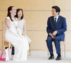 PM Abe receives courtesy call from U.S. cherry blossom queen