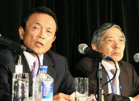 Aso, Kuroda meet press in Washington