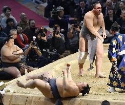 Ozeki Kisenosato succumbs to Tochinoshin