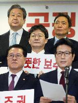 S. Korea's ruling party breaks up with anti-Park group's departure