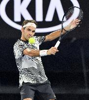 Tennis: Federer advances to Australian Open 2nd round