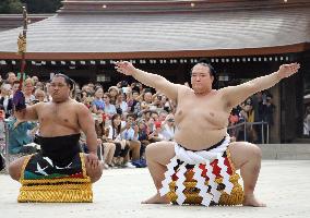 Sumo: Yokozuna Kisenosato performs ring-entering ritual