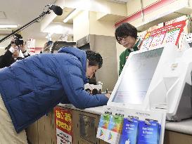 PM Abe visits shopping street in Tokyo