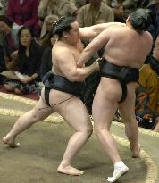 Asashoryu charges full throttle with 6th win at summer sumo