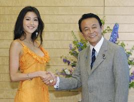 2009 Miss Universe Japan Miyasaka visits Prime Minister Aso