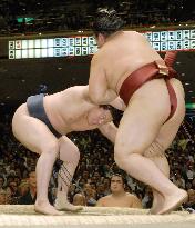 Hakuho powers out Kisenosato to maintain share of lead