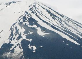'Agriculture bird' appears on Mt. Fuji