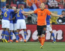 Netherlands defeat Brazil 2-1