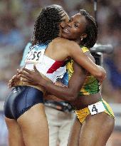 (2)Jamaica's Campbell wins gold in women's 200-meter