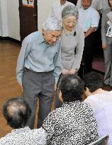 Imperial couple visit quake evacuees