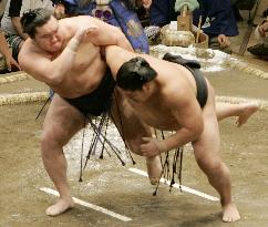 Hakuho tosses aside Hokutoriki on 5th day of autumn sumo