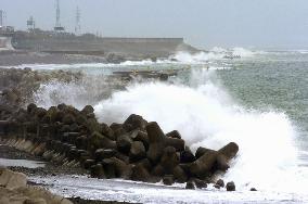 Powerful typhoon moving close to Izu