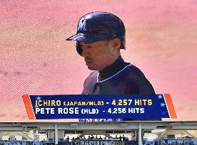 Ichiro's pro hit total surpasses Pete Rose's