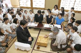 Int'l students attend shogi-learning session in Tokyo