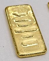 Gold ingot smuggled into Japan