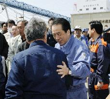 Kan visits tsunami-hit Ishinomaki
